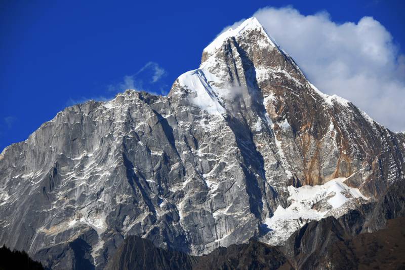 四姑娘山长平沟雪山巍峨入云图片