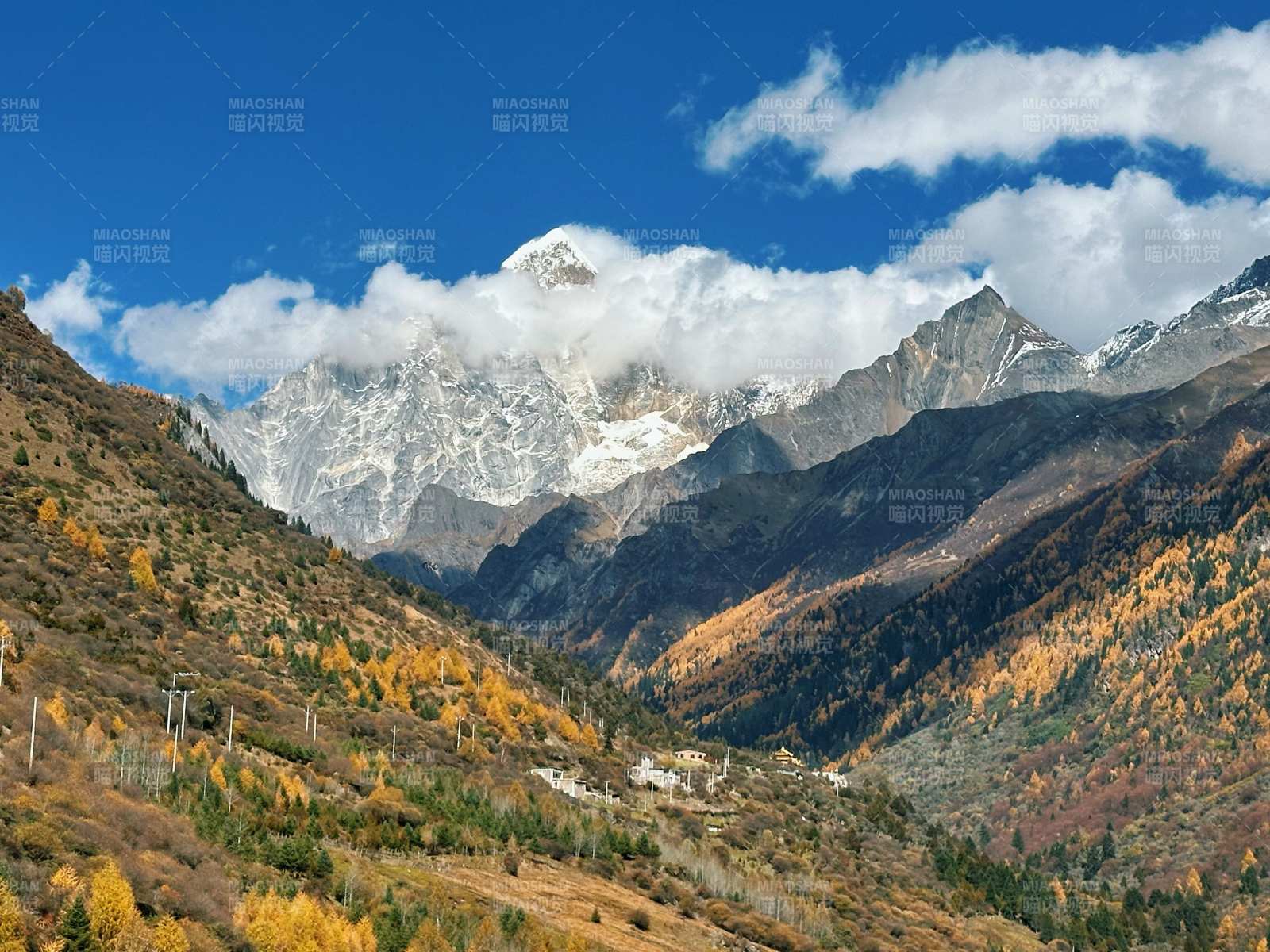 四姑娘山长平沟秋山雪峰云海图片