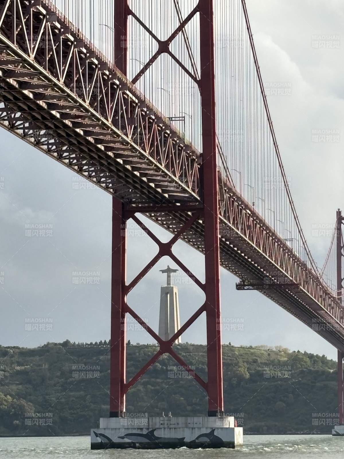 里斯本4月25日大桥与基督像图片