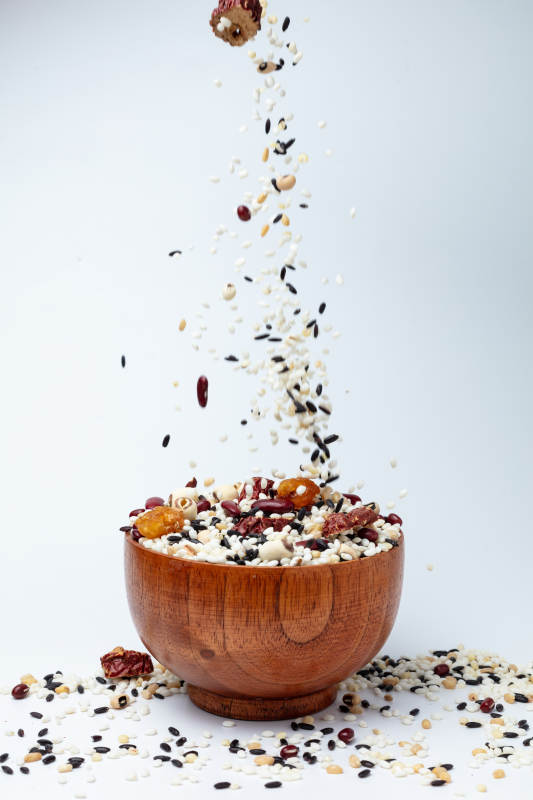 腊八米飞入木碗图片