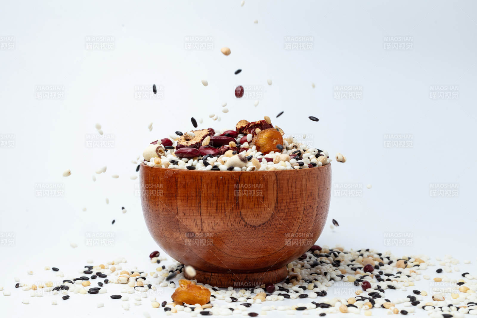 腊八米飞溅入木碗图片