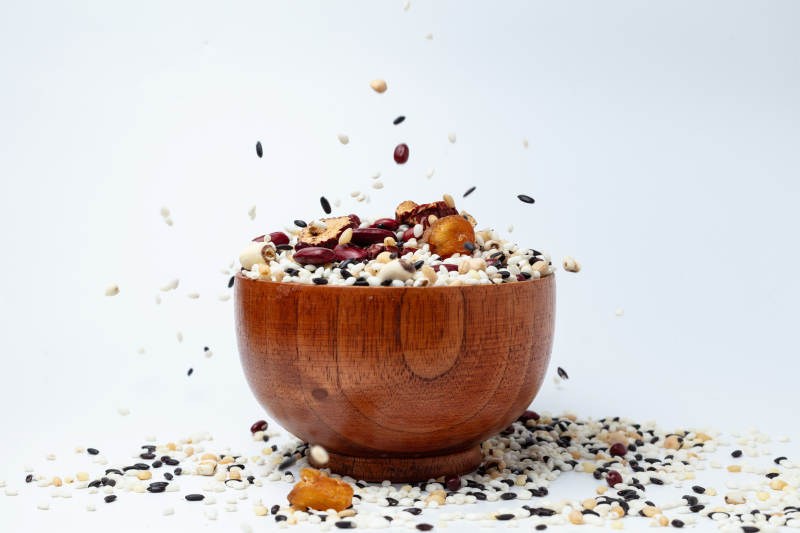 腊八米飞溅入木碗图片