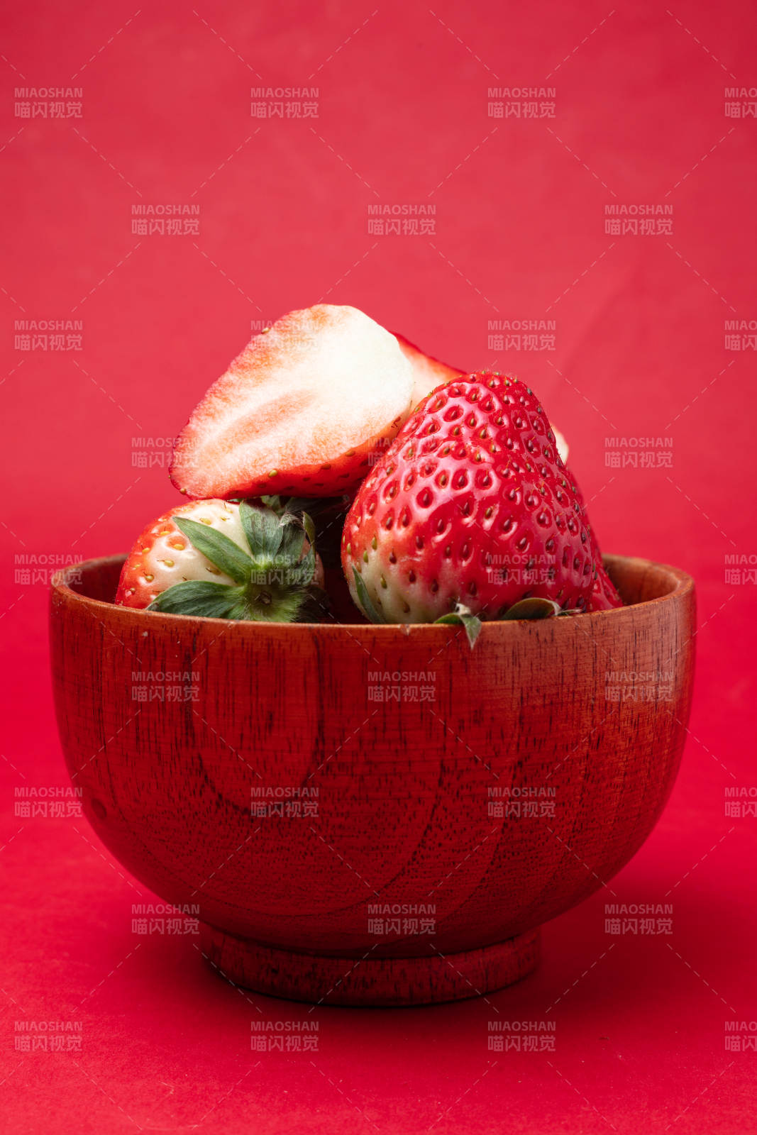 红碗中的新鲜草莓图片