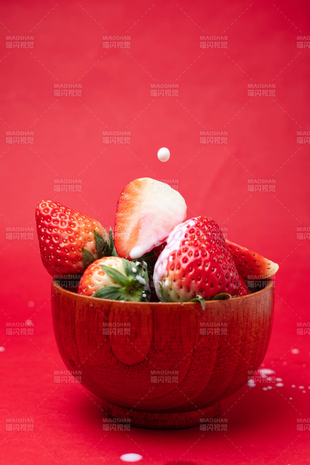 草莓跃动瞬间图片