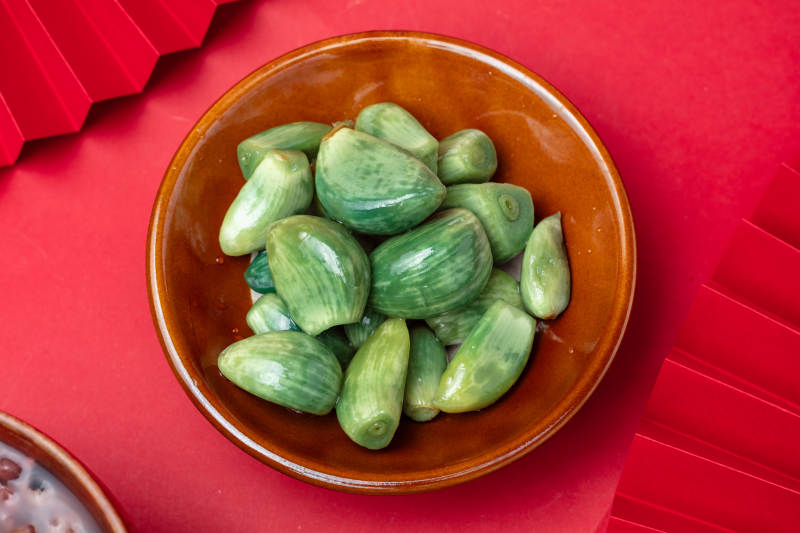 腊八蒜盛于陶碗中图片