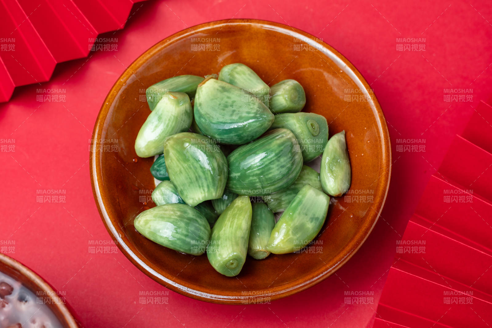 腊八蒜盛于陶碗中图片