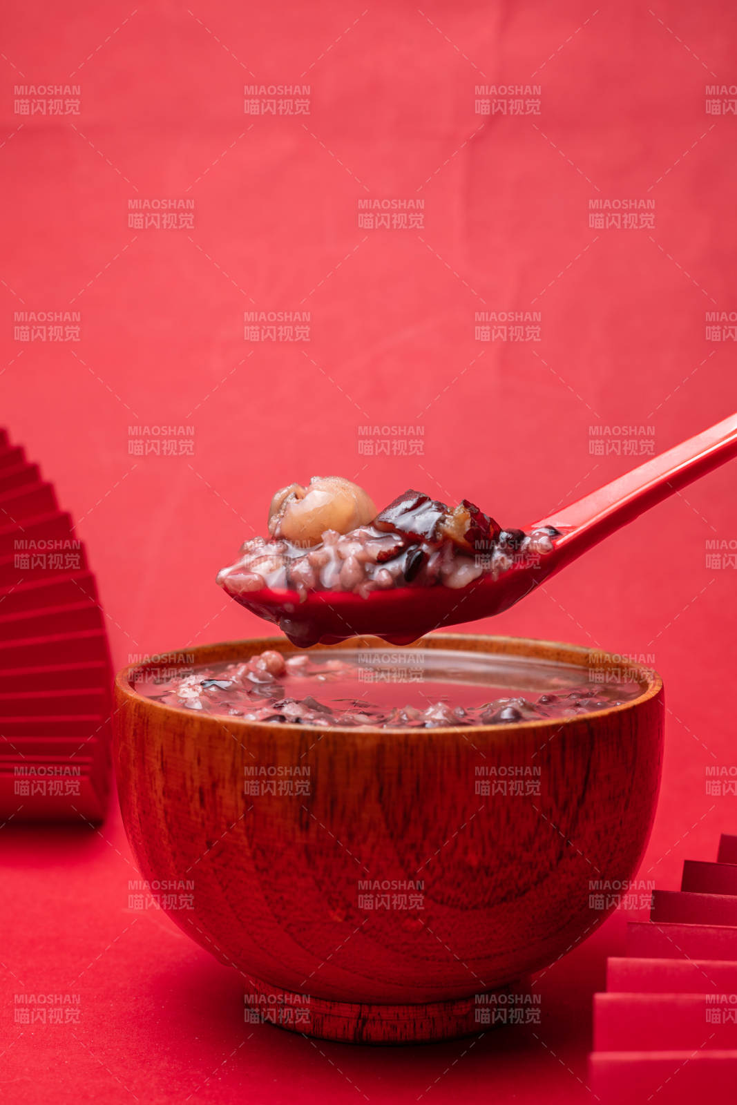 红色背景腊八粥图片