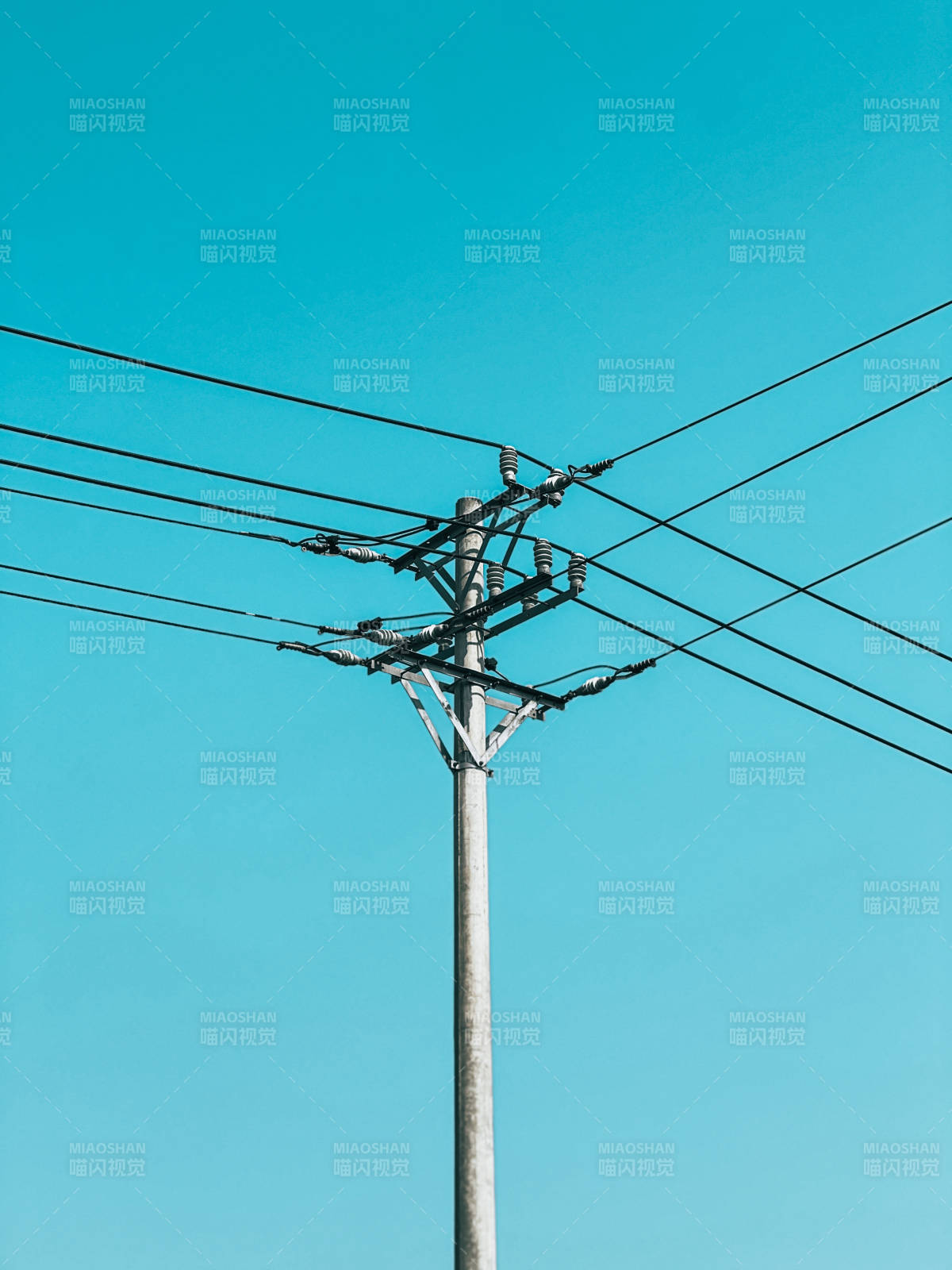 电线杆与蓝天图片