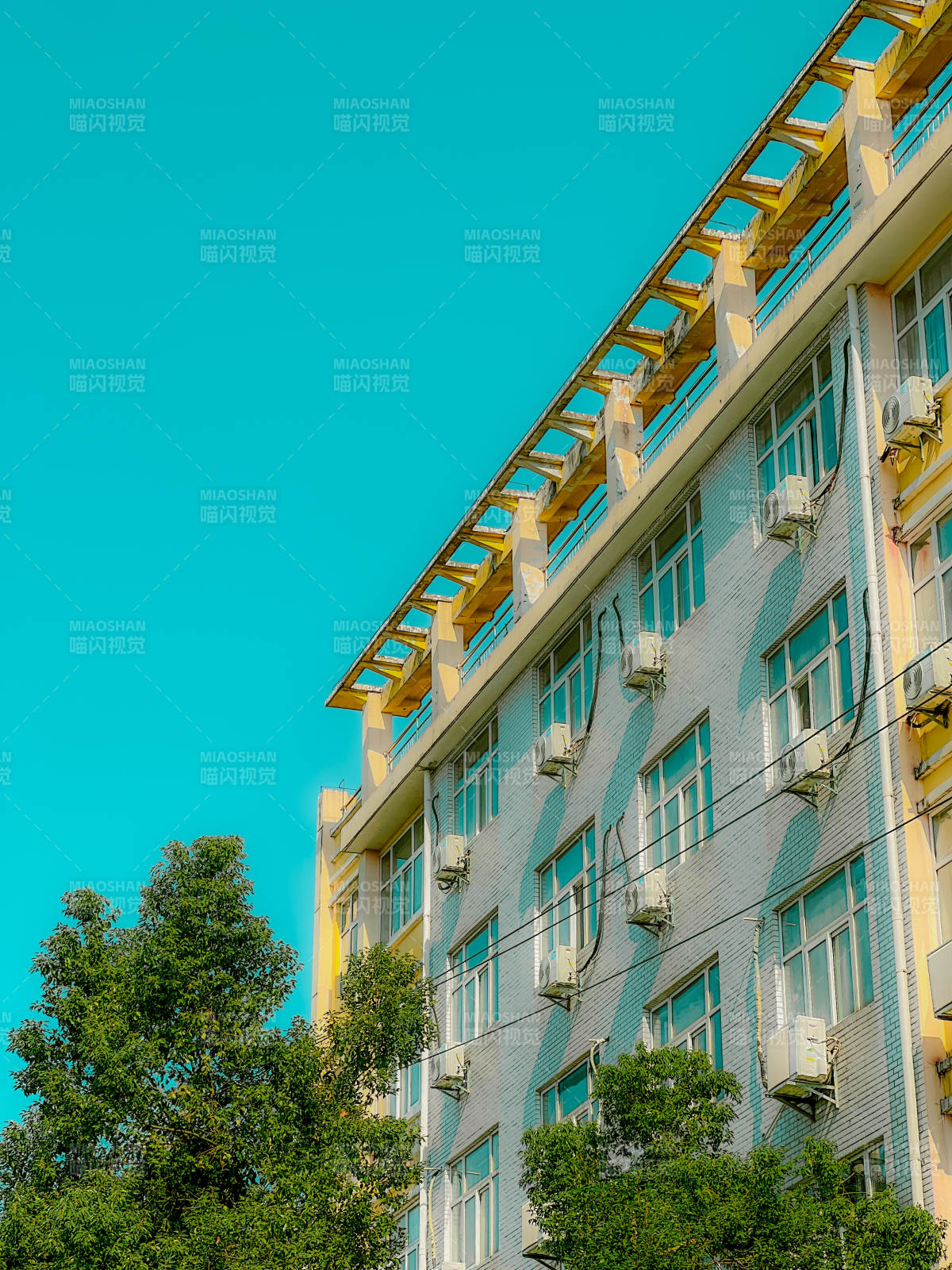 蓝天下的建筑一角图片