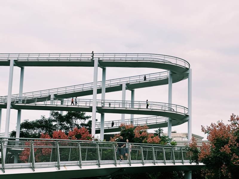 厦门山海步道上的行人图片