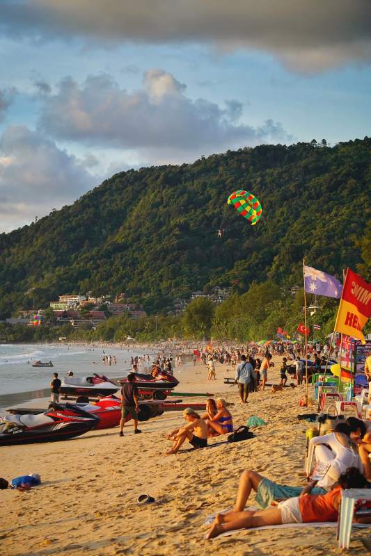 海滩上的欢乐时光图片