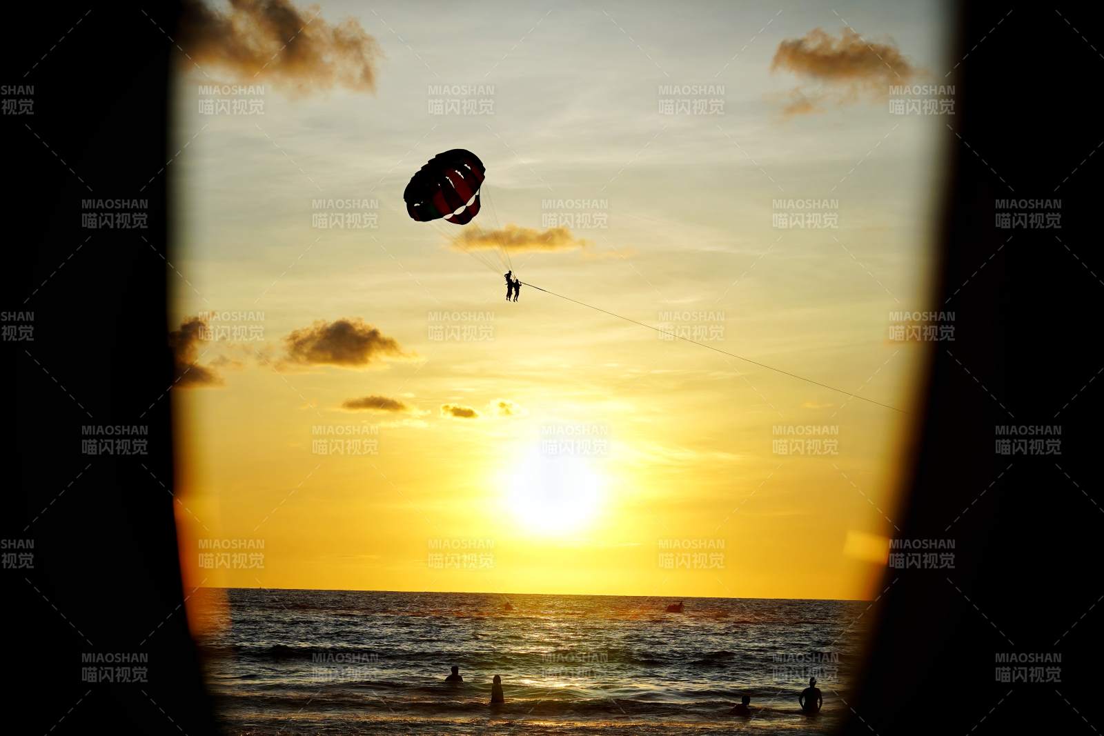 夕阳下的滑翔伞图片