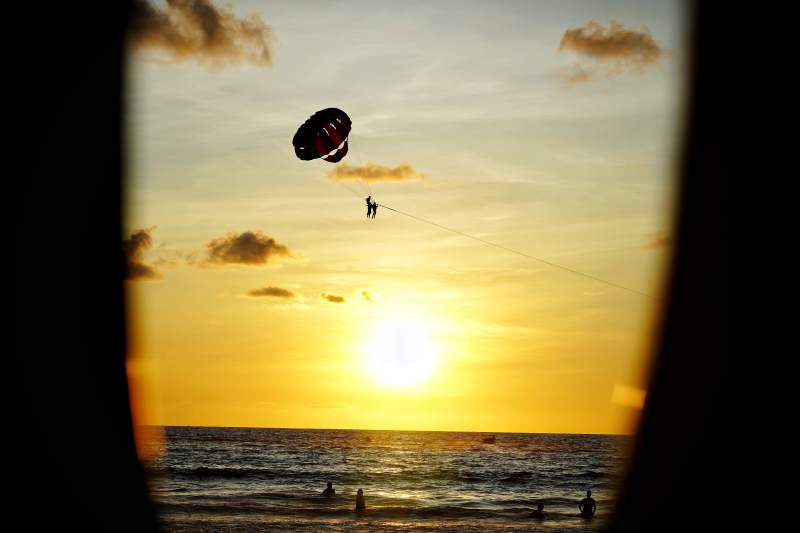 夕阳下的滑翔伞图片