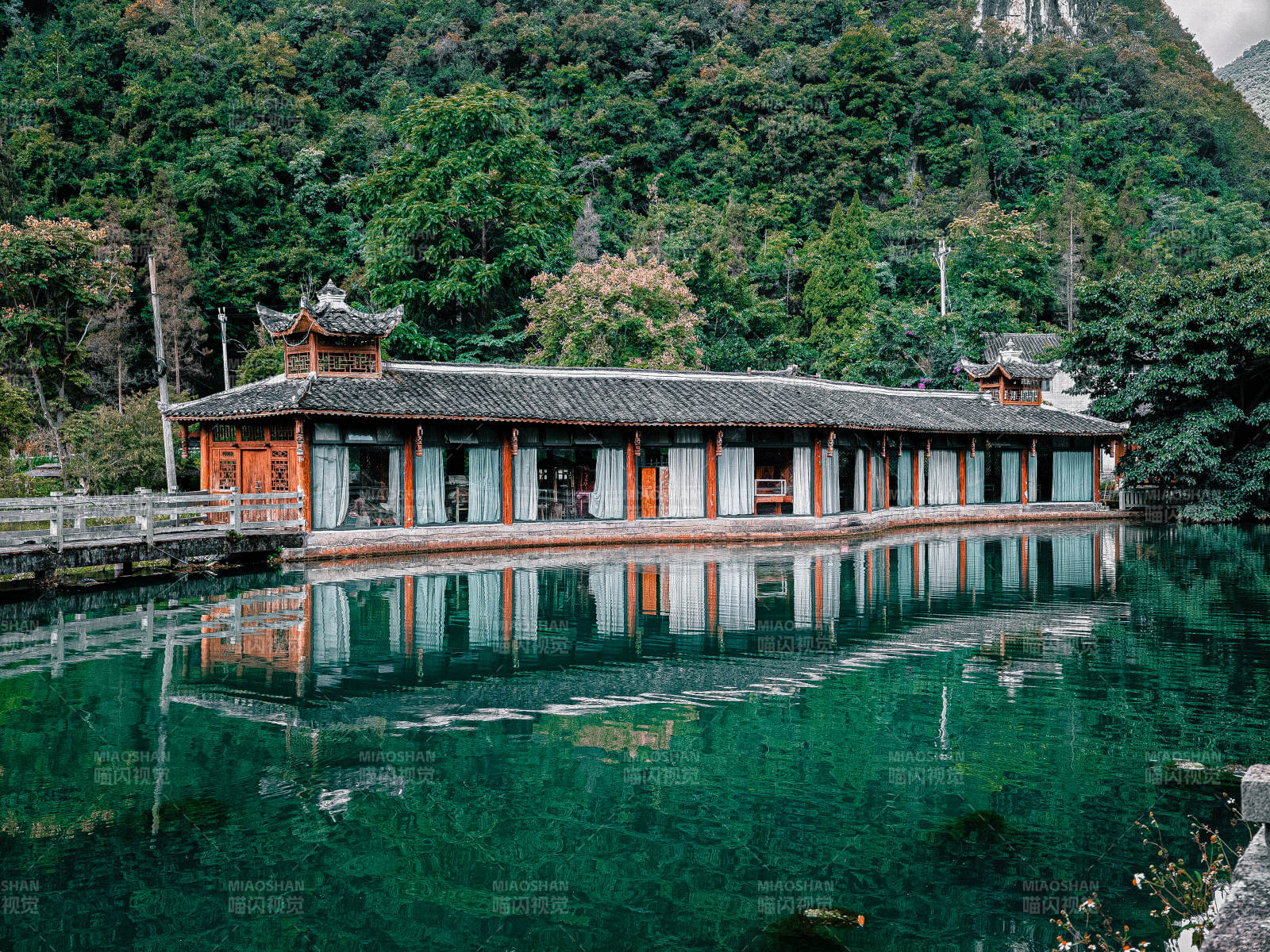 湖畔古屋倒影图片
