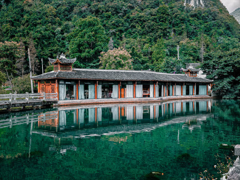 湖畔古屋倒影图片