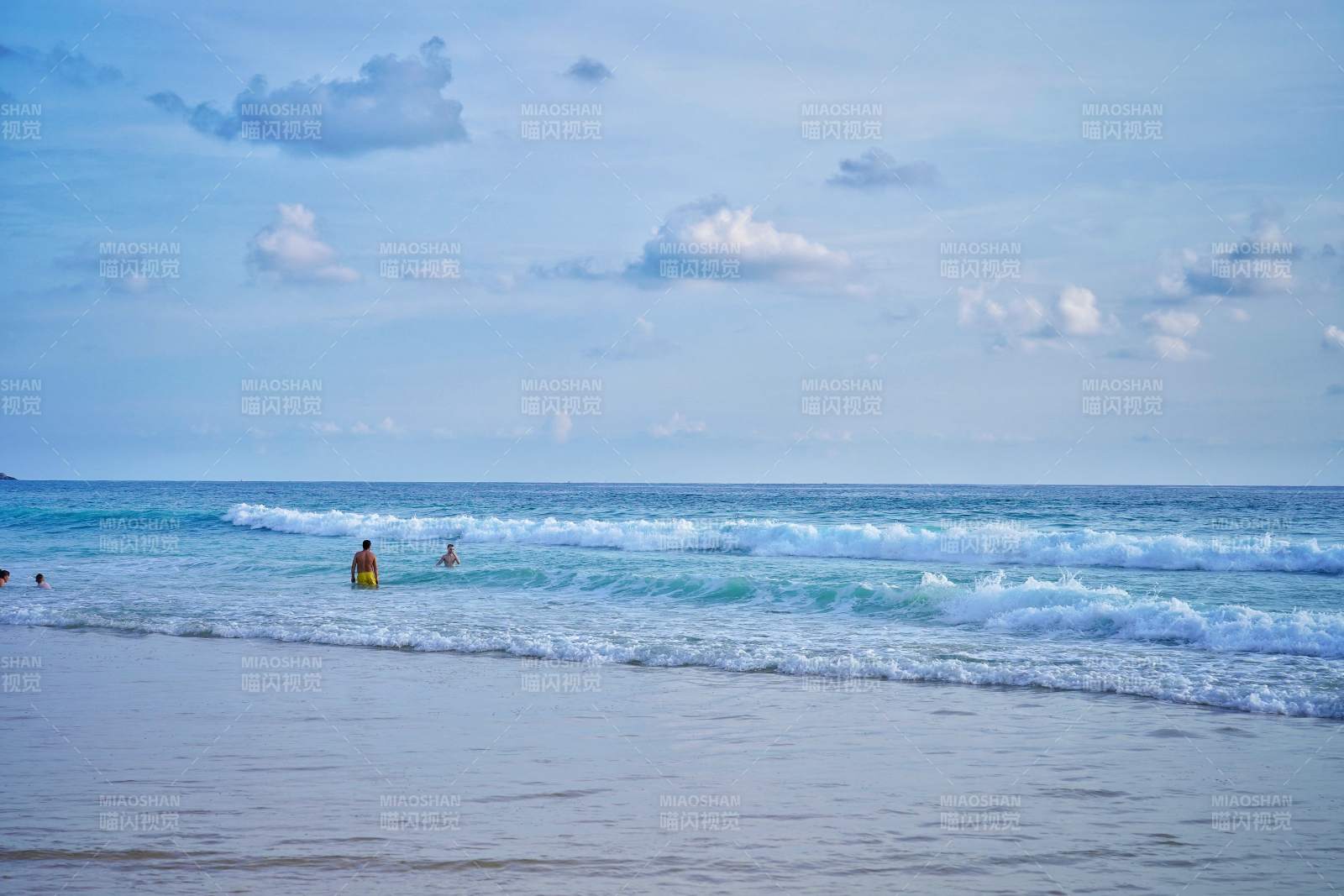 碧海蓝天沙滩游图片