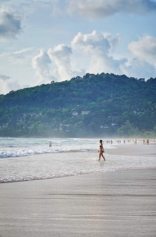 海滩上的悠闲时光图片