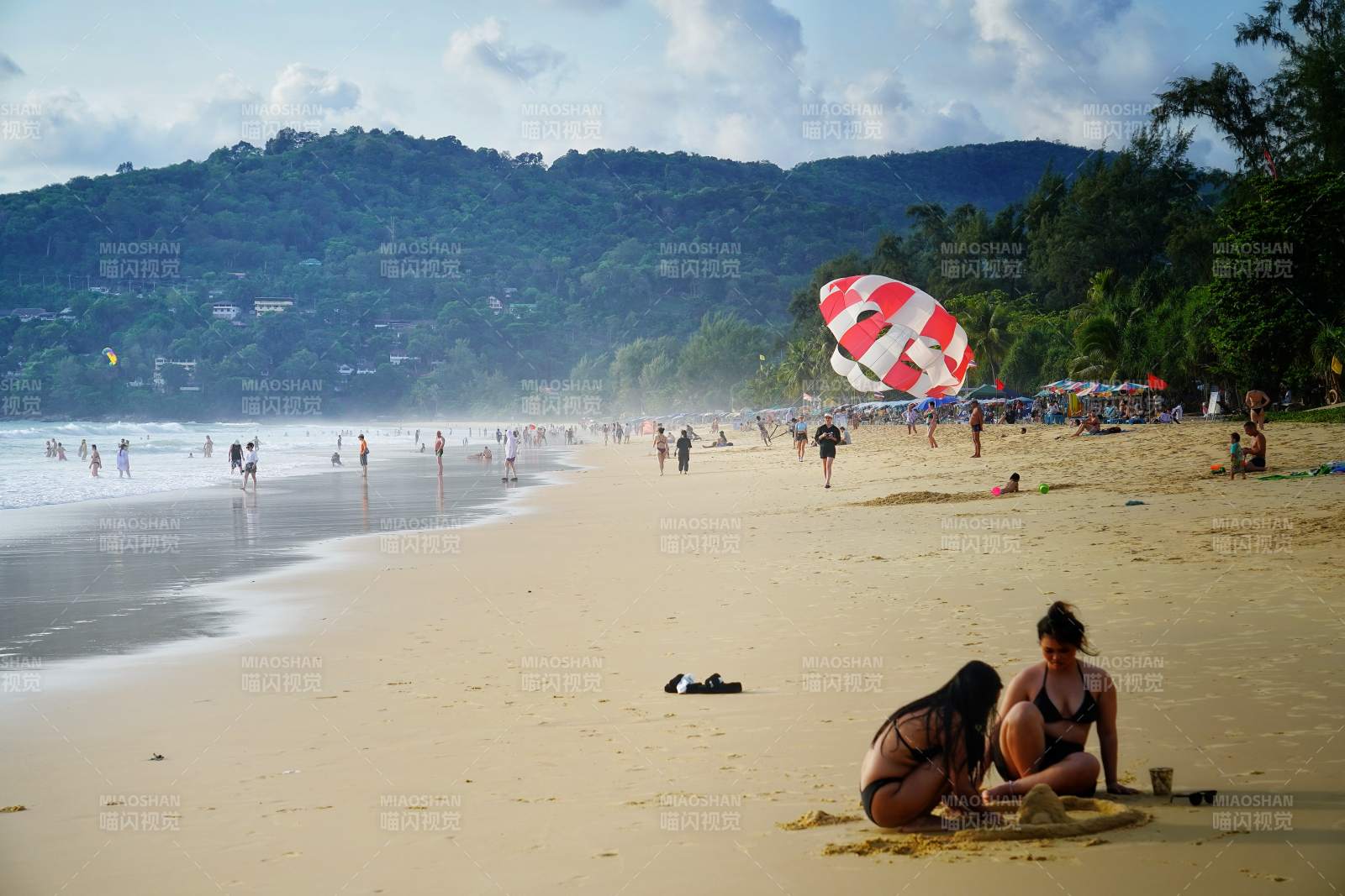 泰国芭东海滩沙滩上的悠闲时光图片