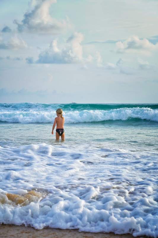 海边嬉戏的孩童图片