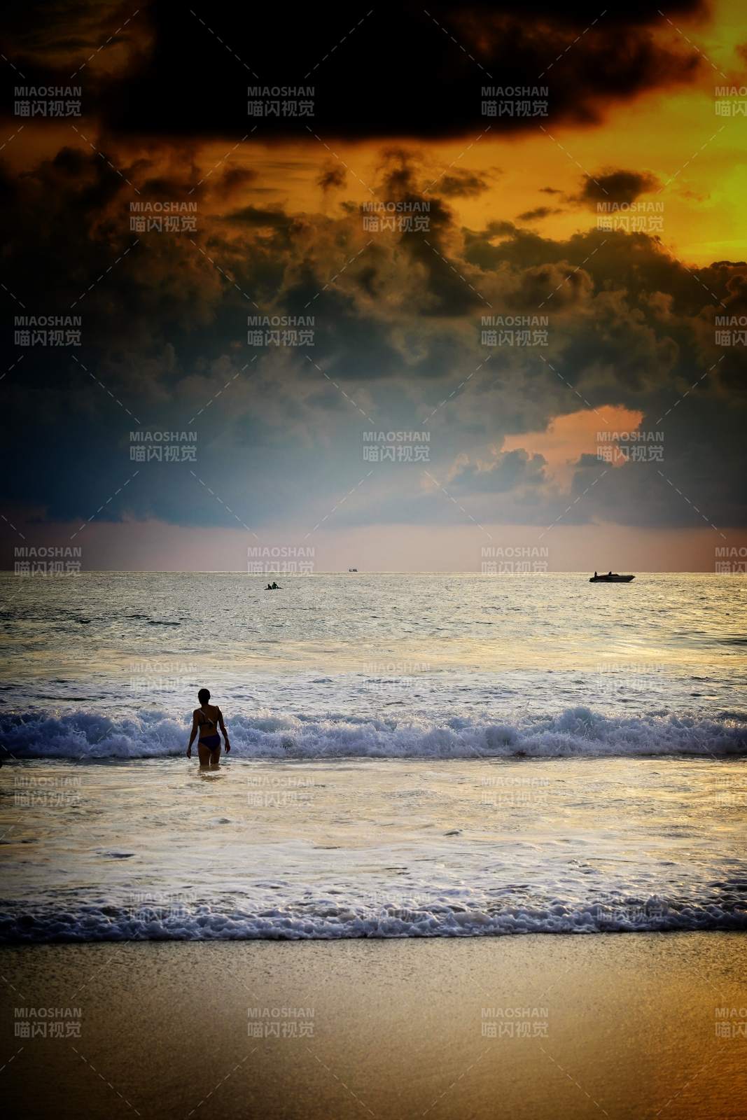 夕阳下的海滩剪影图片