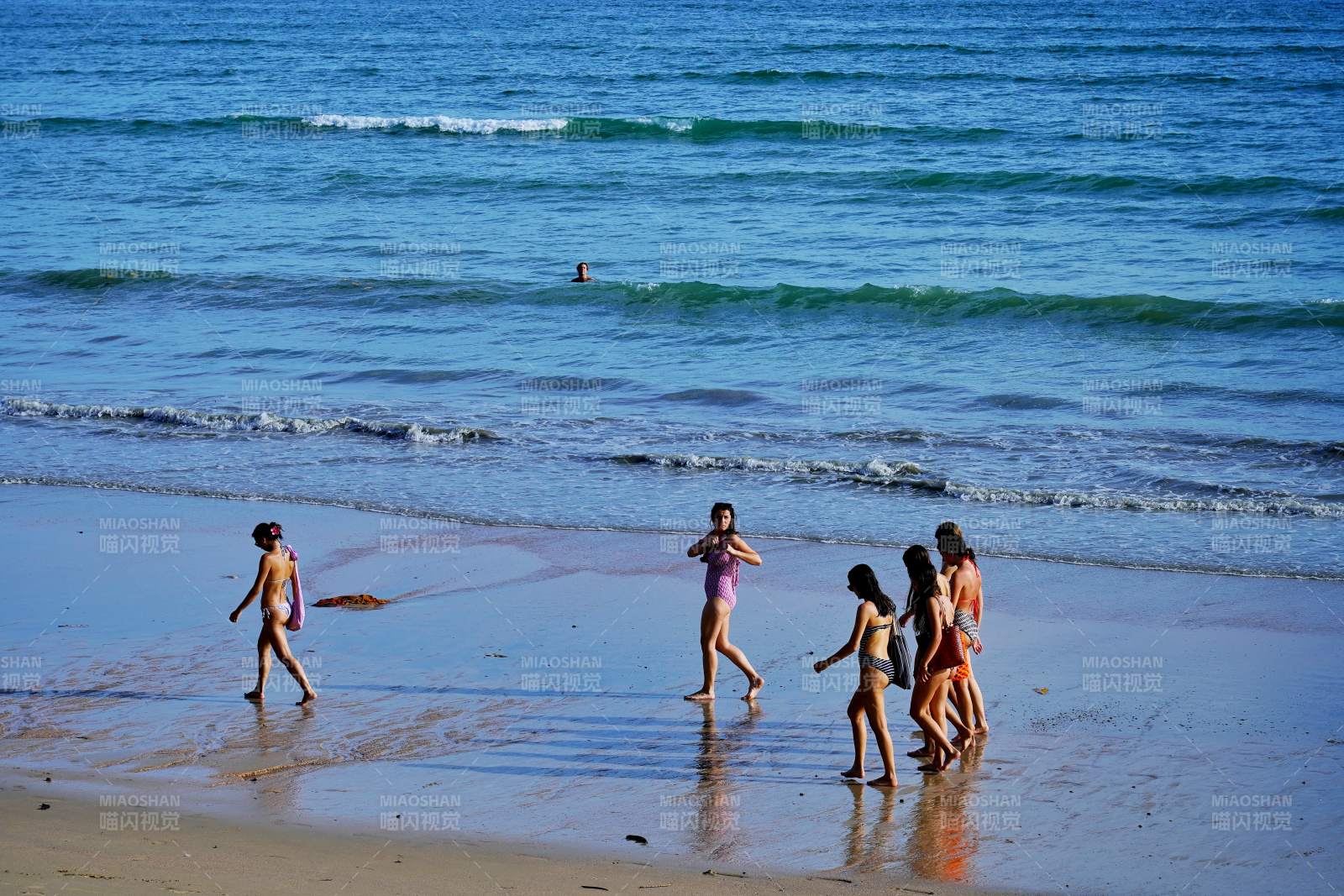 泰国甲米海滩上的少女们图片