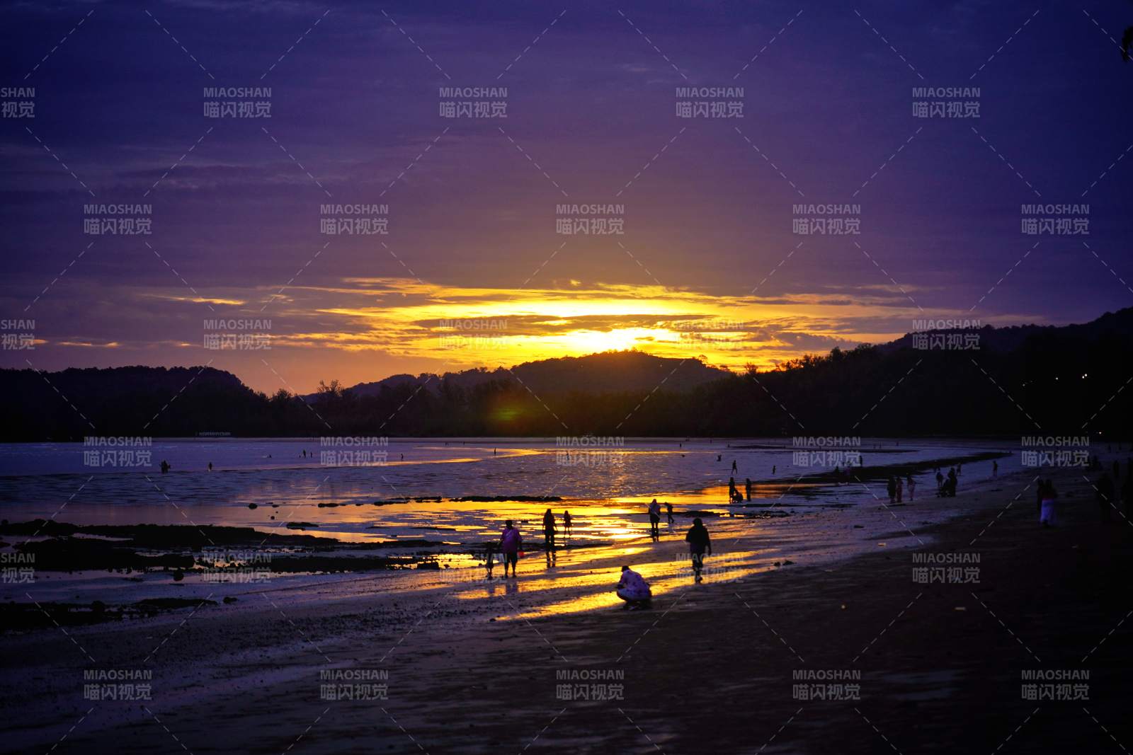 泰国甲米夕阳海滩剪影图片