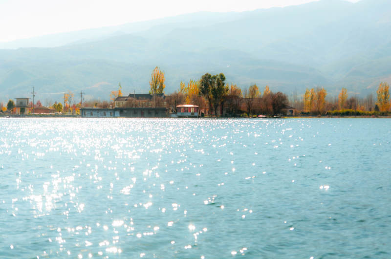 湖光山色映秋景茈碧湖图片