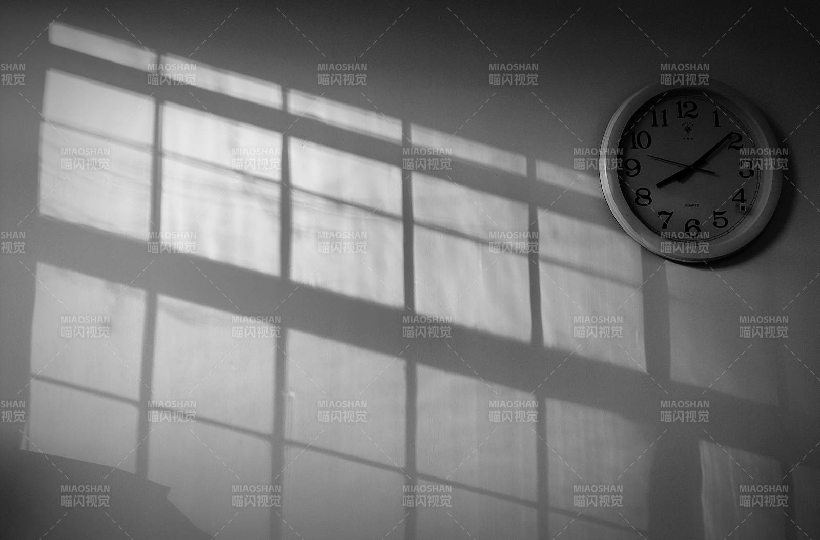 光影中的时钟图片