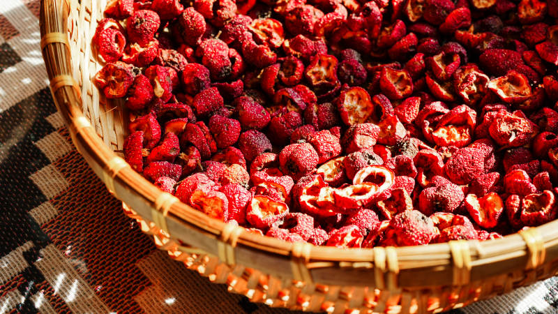 晒干的山楂片满篮图片