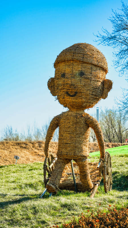 稻草人坐椅雕塑图片