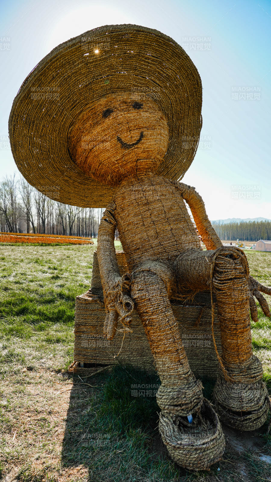 草编人偶坐椅上图片