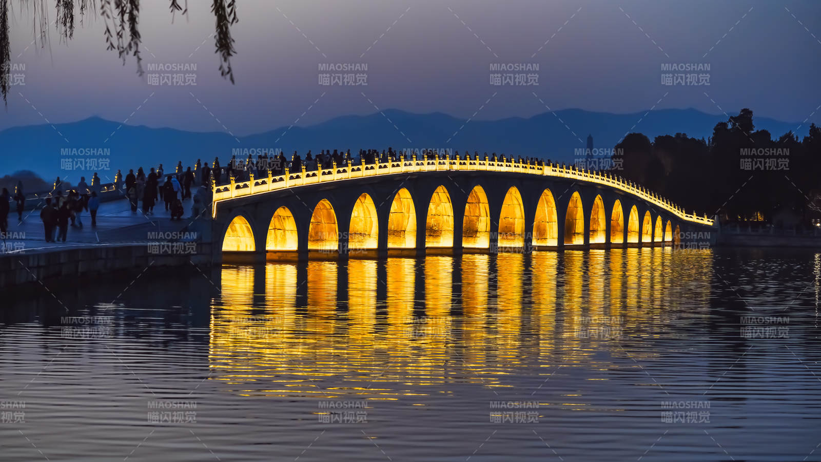 十七孔桥夜景图片