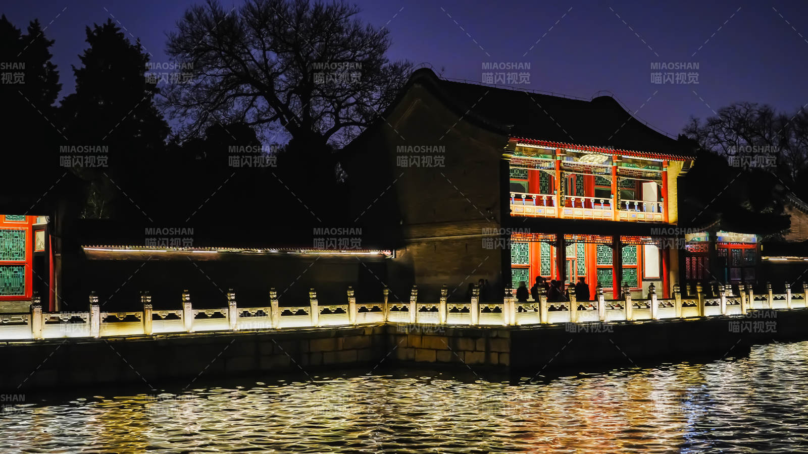 颐和园夜色中的古建筑图片