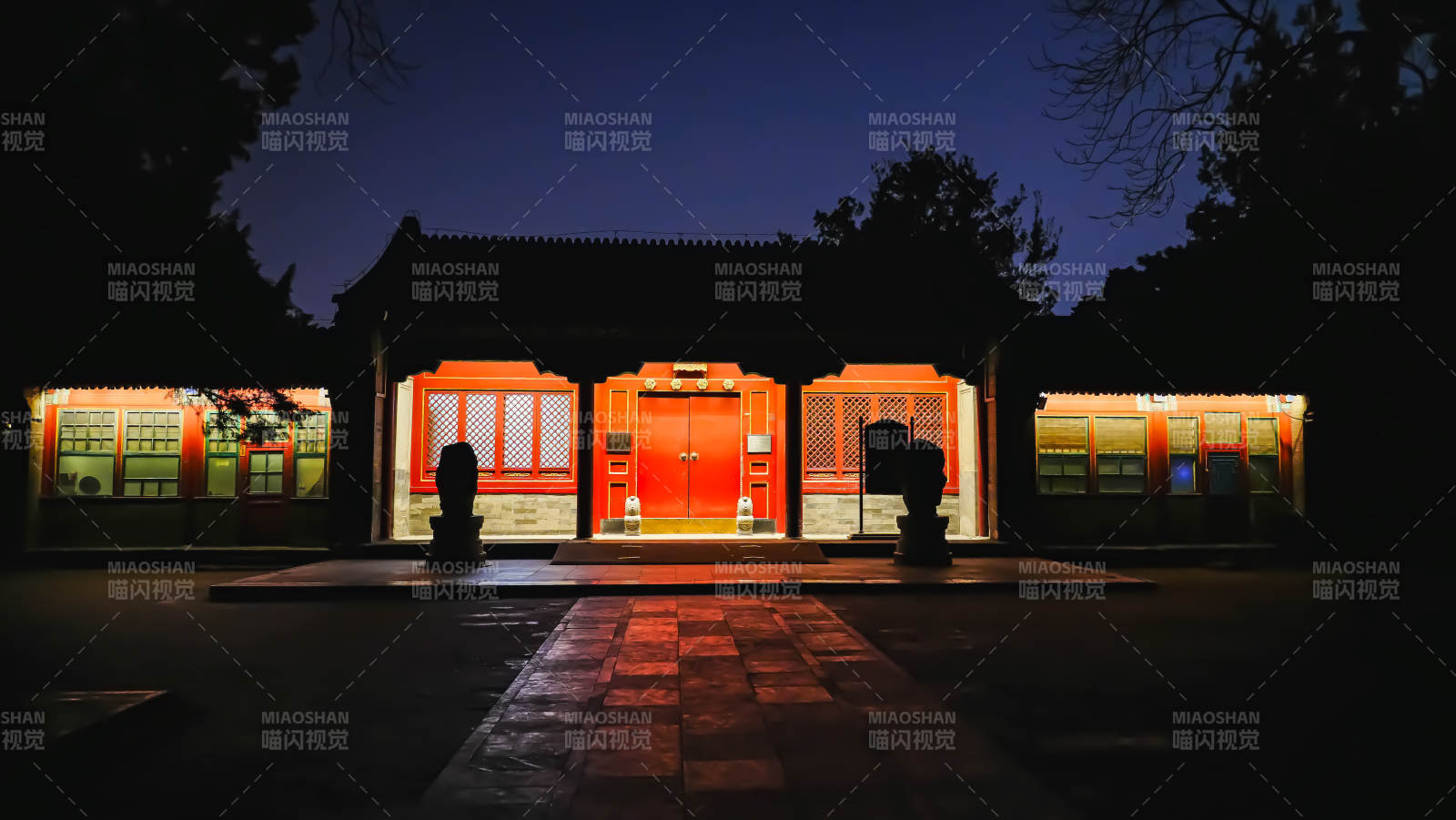 颐和园夜幕下的古建筑图片