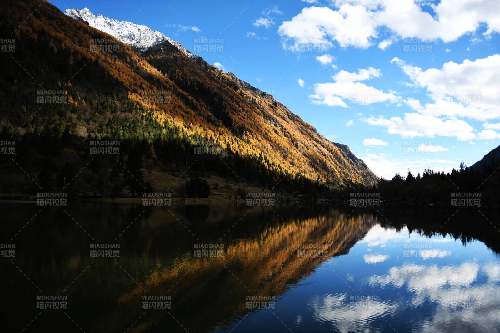 四姑娘山双桥沟秋山湖景倒影图片