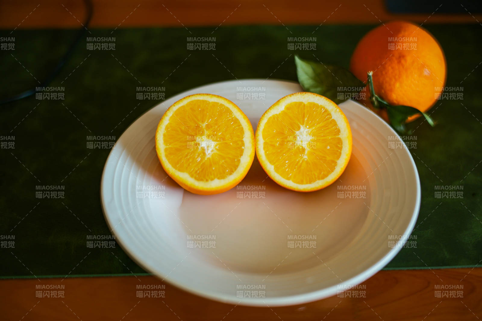 橙子切半摆盘图片