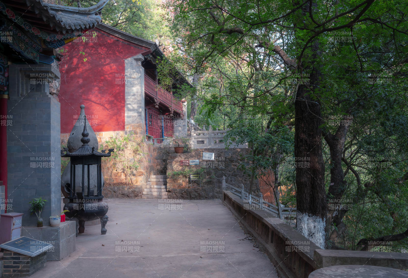 静谧的九龙池古寺幽径图片