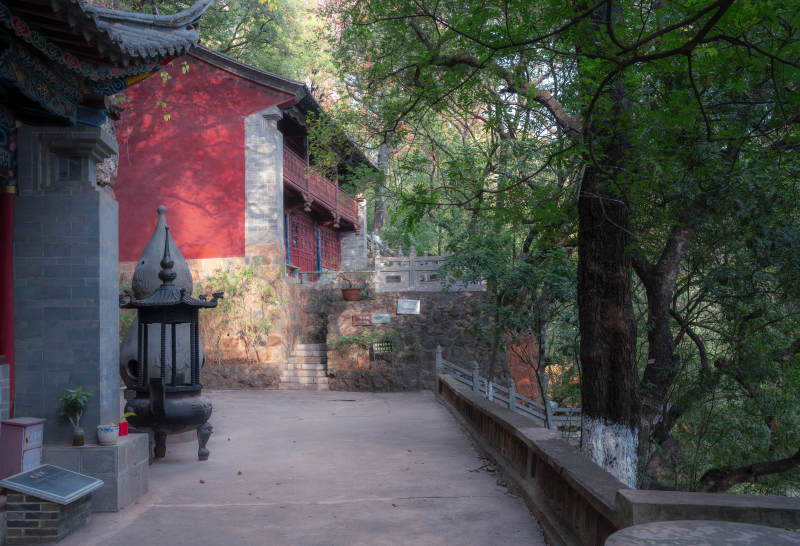 静谧的九龙池古寺幽径图片