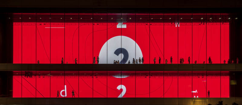 上海陆家嘴红色巨幕前的人影图片