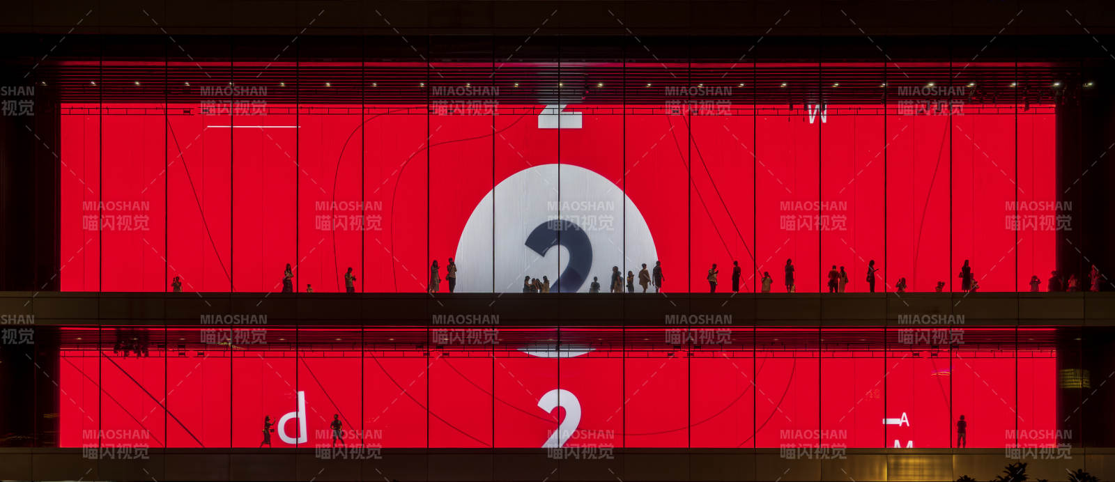 上海陆家嘴红色巨幕前的人影图片