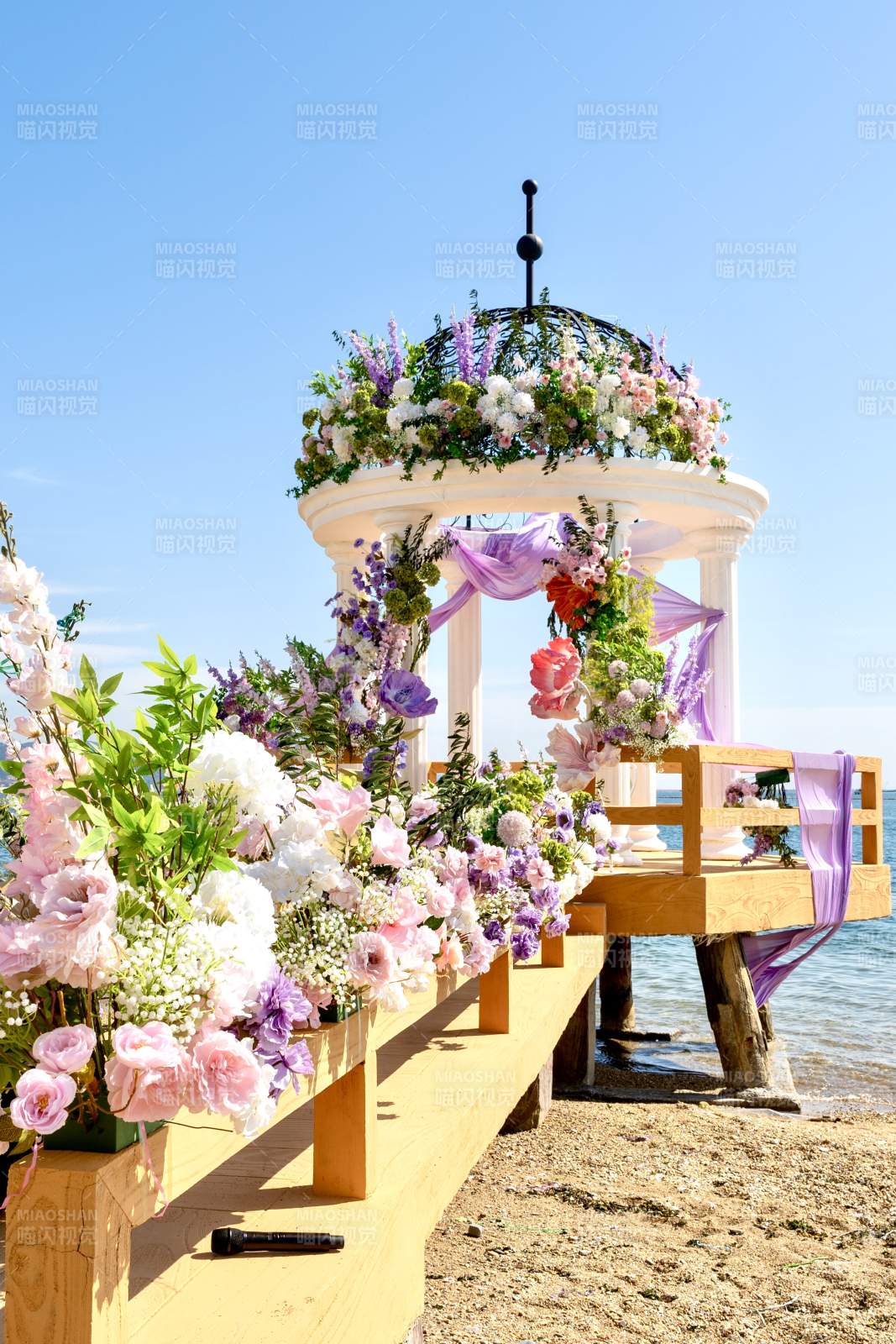 海边花亭婚礼布置图片