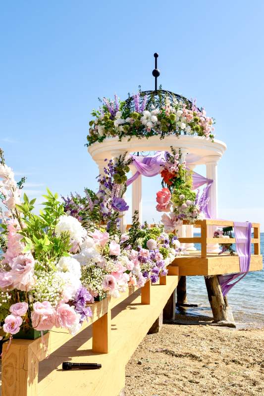 海边花亭婚礼布置图片