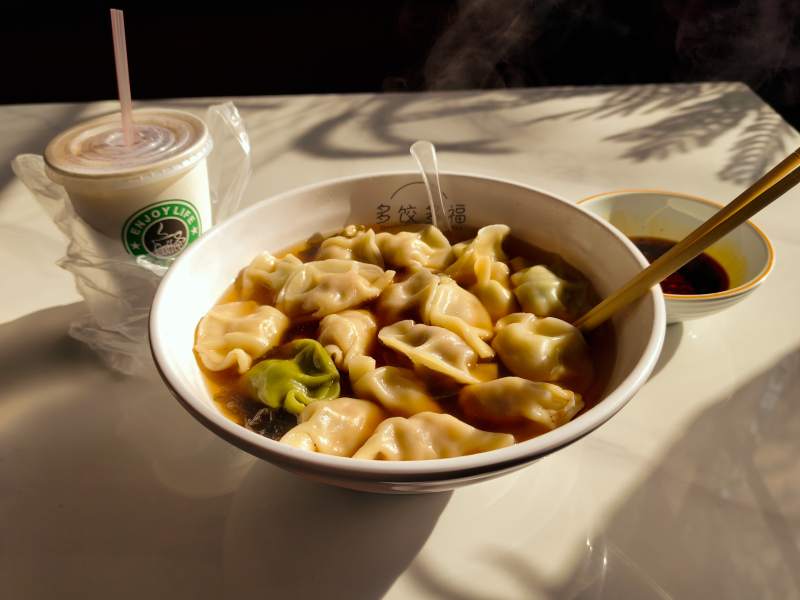 热腾腾的饺子汤图片