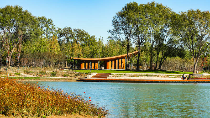 国家植物园湖畔木屋静谧景图片