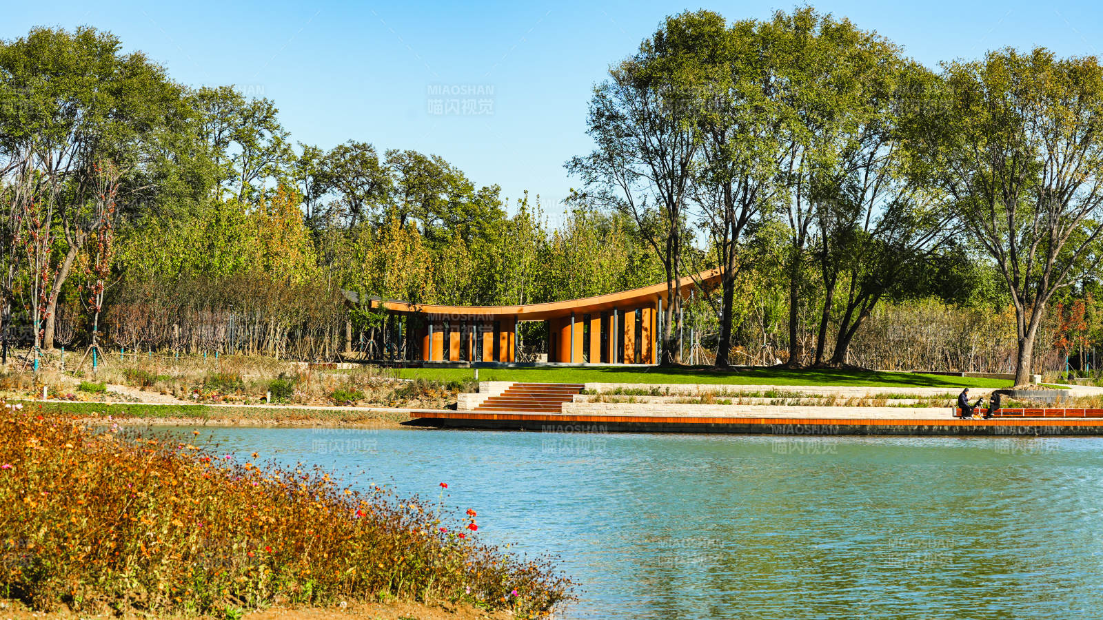 国家植物园湖畔木屋静谧景图片