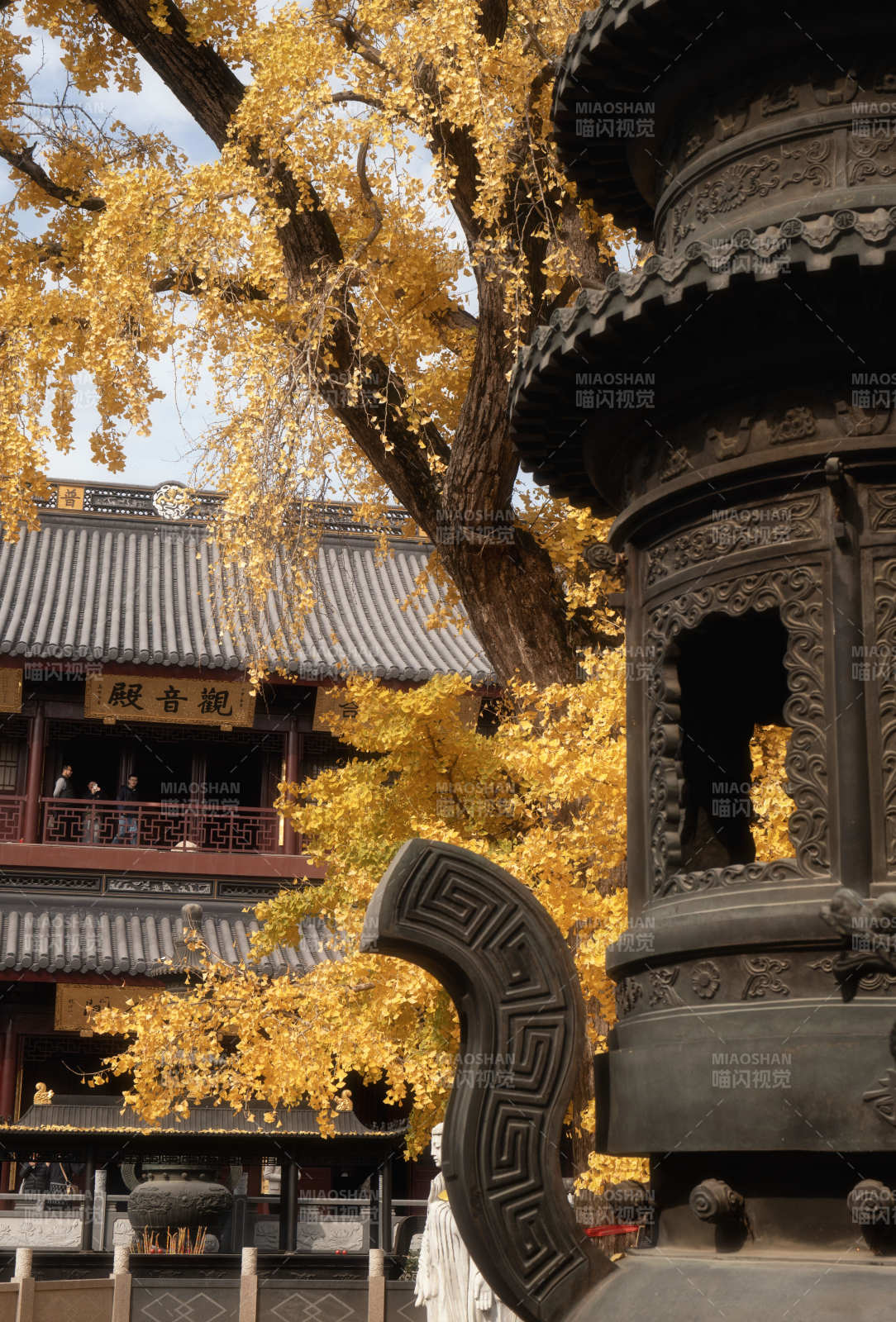 秋色中的古寺钟楼图片