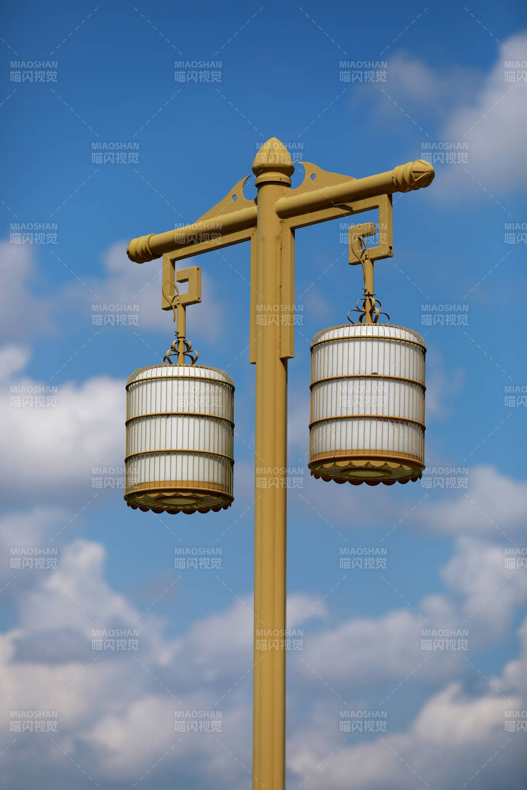 双灯映蓝天图片