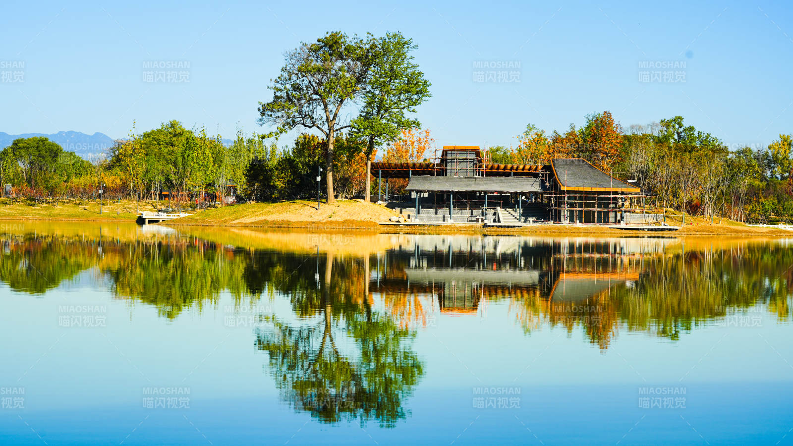 玉河湿地公园湖畔静谧小屋图片