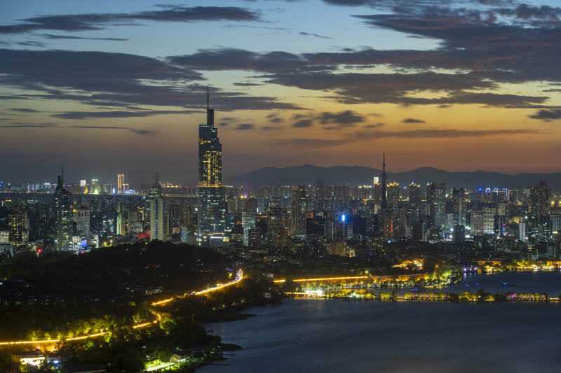 南京夜幕下的城市天际线图片