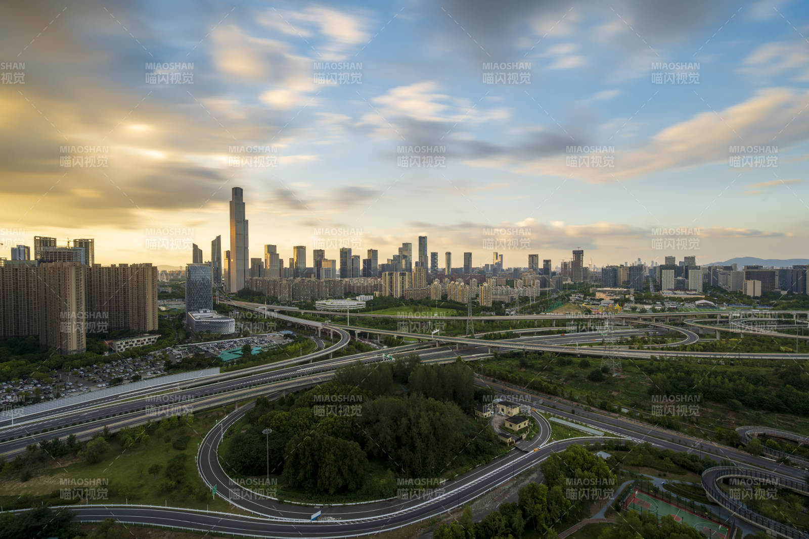 南京城市天际线晚霞图片